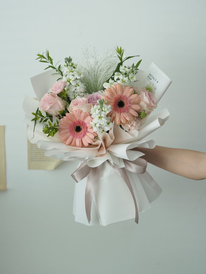 [new] Champagne daisy with matthiola and foliage with white wrapping - RM168