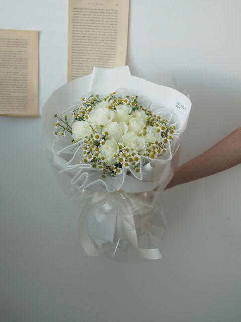 [new] 9-10 stalks white roses with matricaria - RM208