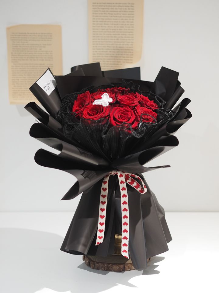 [new] 10 stalks ecuador red roses with premium black wrapping - RM208