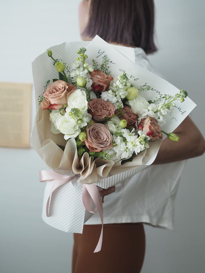 [24new] Cappuccino roses with white eustoma and foliage - RM208