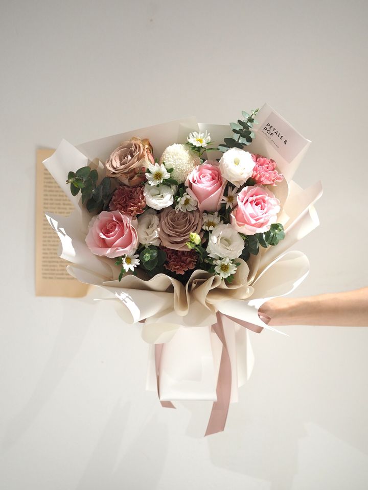 [24new] Pink avalanche with cappuccino roses with cappuccino and foliage - RM198