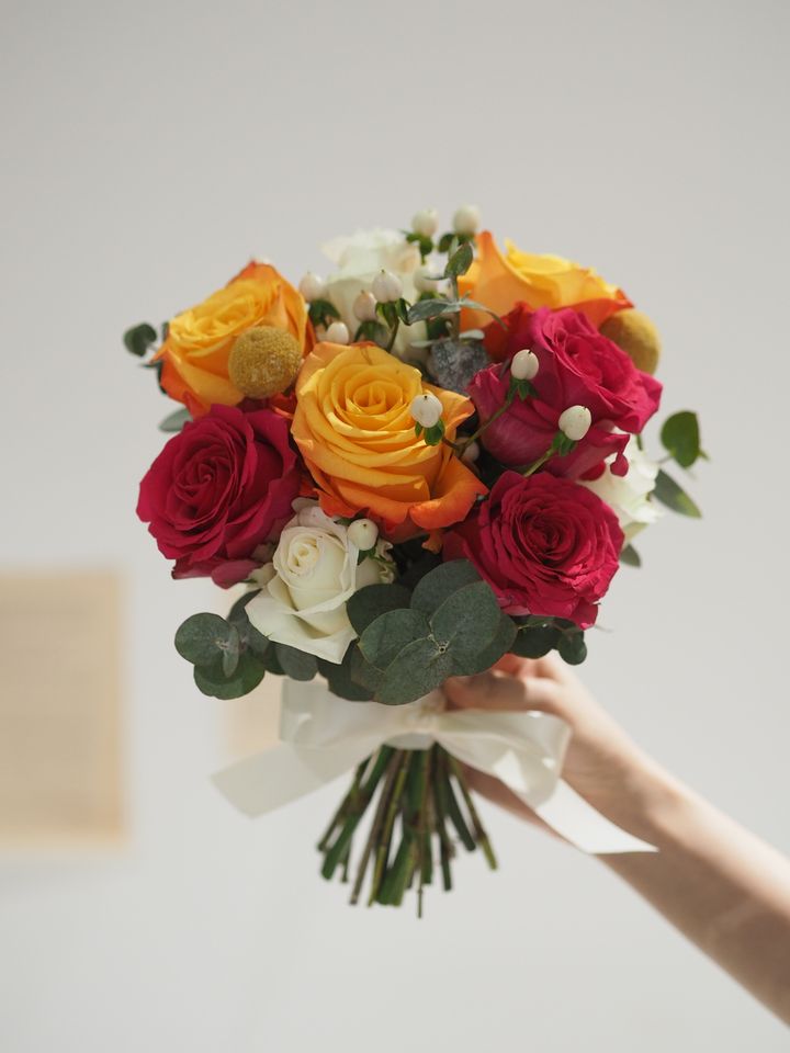 [new] Floyd roses with mix color and foliage hand bouquet - RM268