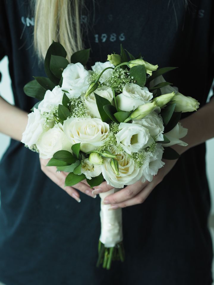 Ranunculus, eustoma, veronica, and ammi majus Hand bouquet - RM258  (2)