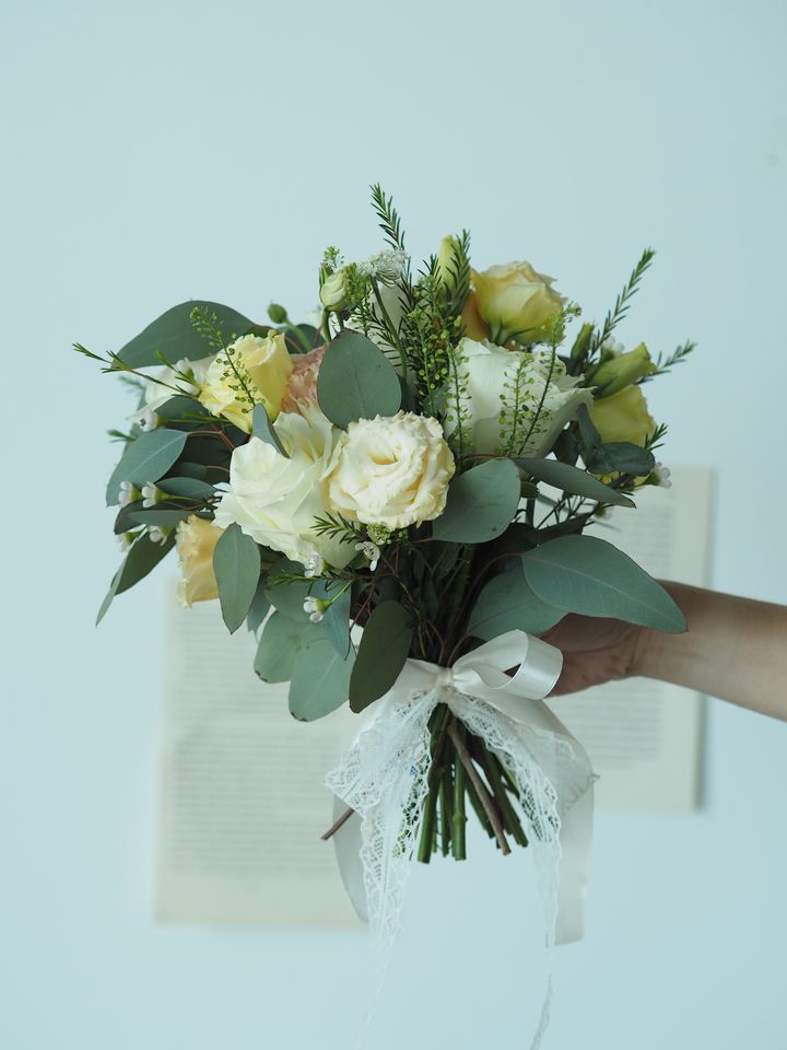 Ecuador with roses match with green bell and eucalyptus - RM178