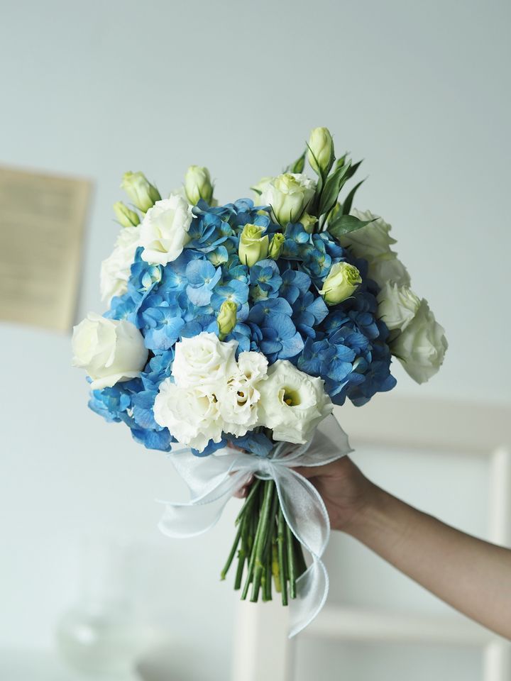 Blue Hydrangea with Eustoma Hand Bouquet - RM208 (1)