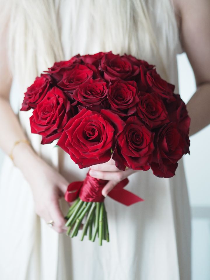 20 stalks Kenya red roses hand bouquet with red ribbon - RM258