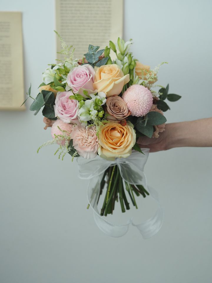[new] mix and match it with tiger lilies, cappuccino roses, pink and champagne roses, and spray light pink ping pong with foliage - RM289