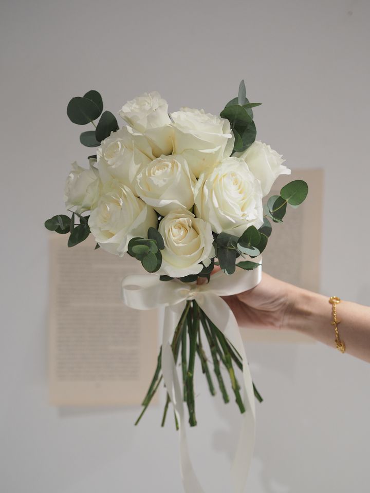 10 stalks White Kenya roses with a bit eucalyptus - RM179