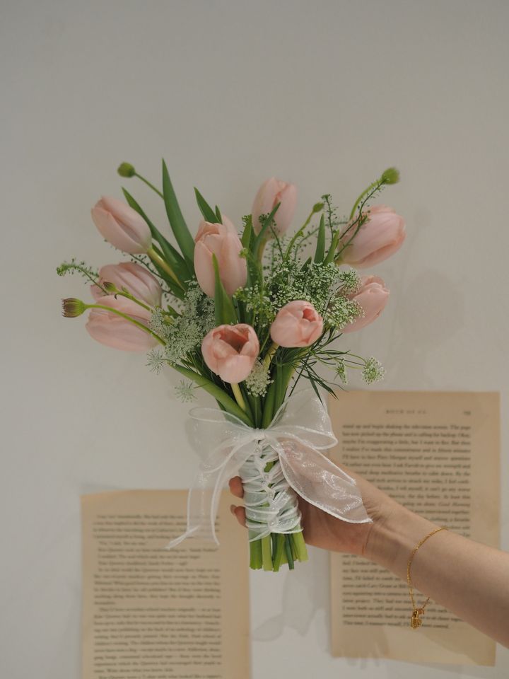 9-10 stalks Thijs boots tulip hand bouquet  - RM208