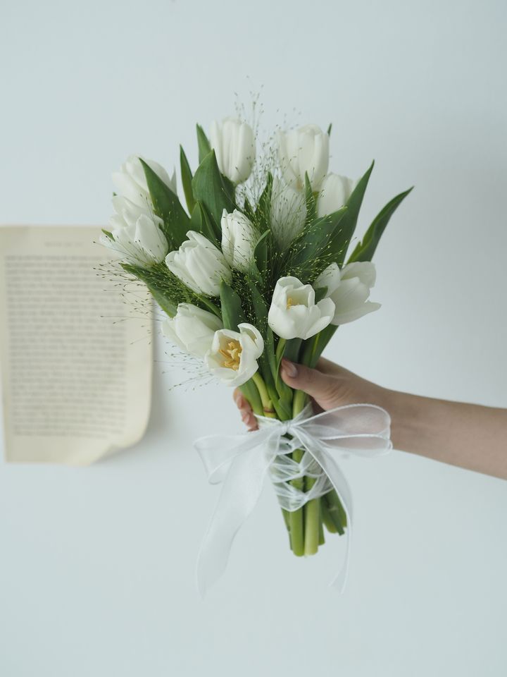9-10 stalks fresh tulip hand bouquet - RM198