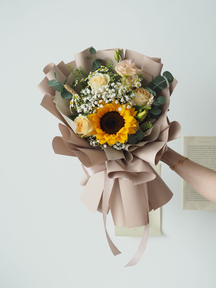 single Sunflower with add on some roses and matricaria - RM148.