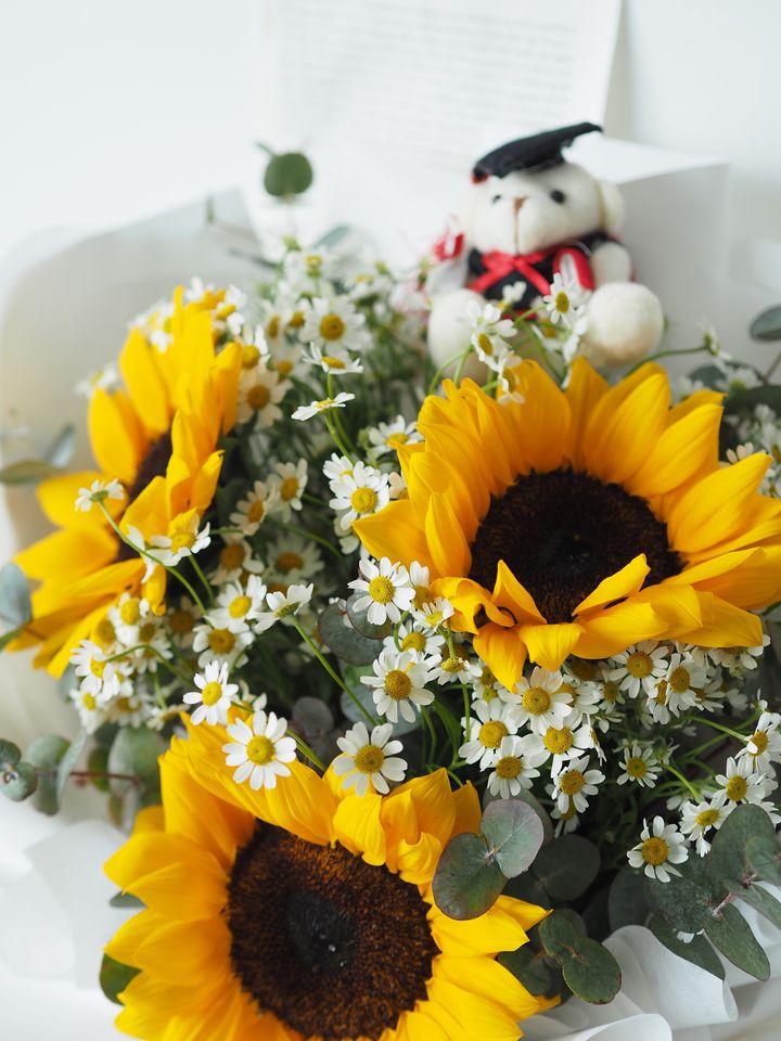 3 stalks sunflower with matricaria with graduation bear - RM208 (2)