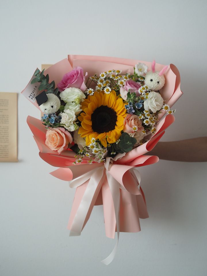 [new] Sunflower with eustoma and matricaria together with Graduation guy and bunny - RM198