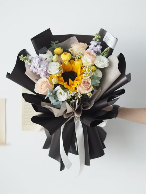 [new] Special mix flowers with single sunflower & graduation guy with  beige & black wrapping - RM198