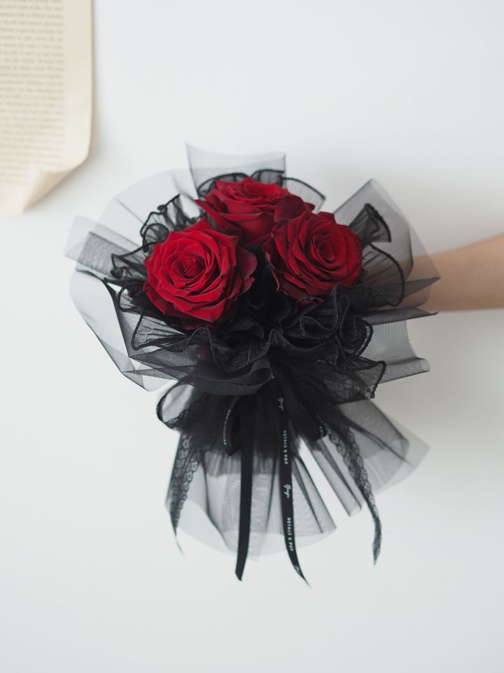 [new] 3 stalks ecuador red roses with black net wrapping - RM99