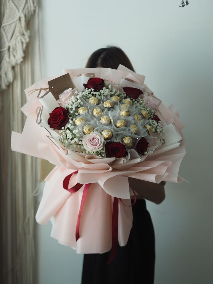 [24new] Chocolate with roses and baby breath - rm358