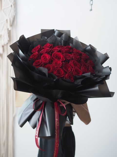 [25] 25 stalks ecuador red roses with premium black wrapping - rm298