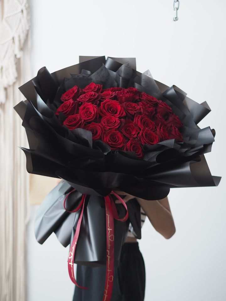 [25] 25 stalks ecuador red roses with premium black wrapping - rm298