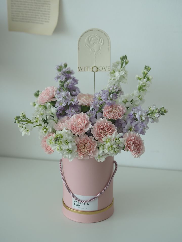 [new] Carnation with Matthiola bouquet in bucket - RM198