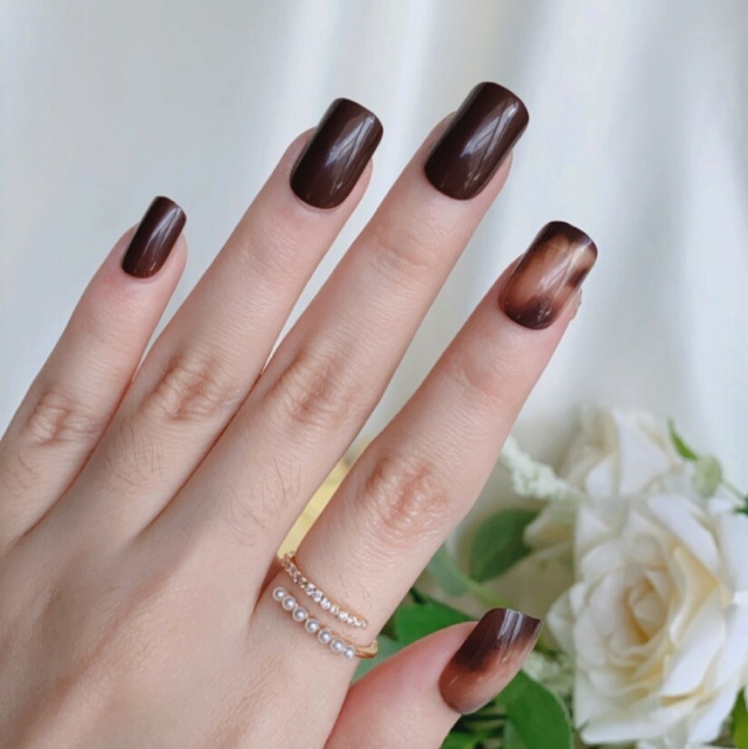 D-002 Umber Love - Marble Press-on Manicure hand.jpg
