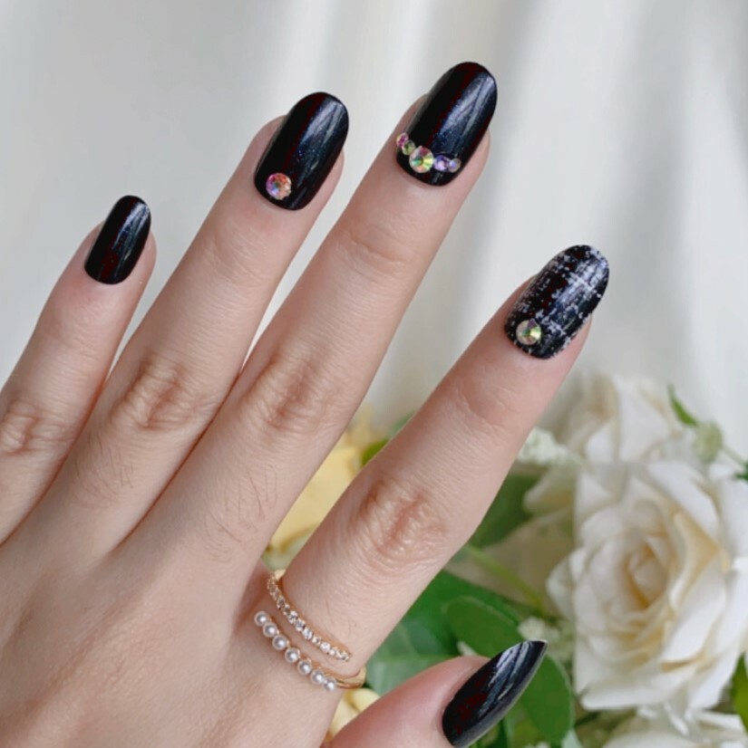 P-007 I Like Me Better - Houndstooth Press-on Manicure hand.jpg