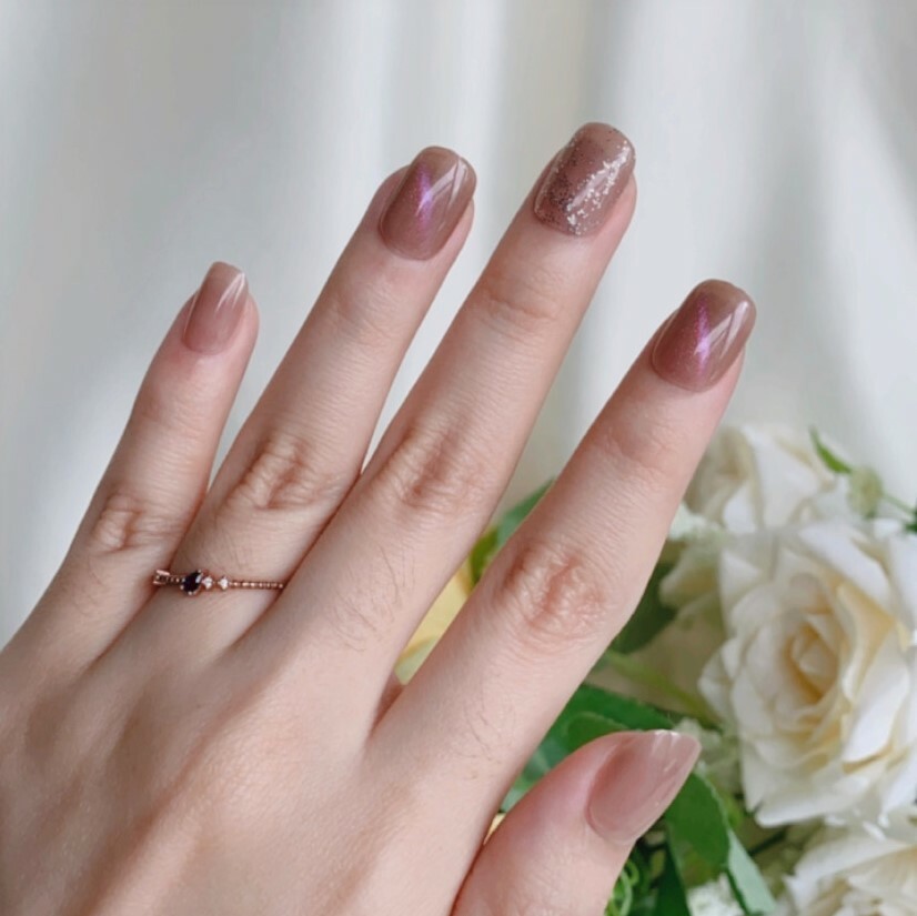 P-004 Paris In The Rain - Cat Eye Press-on Manicure hand.jpg