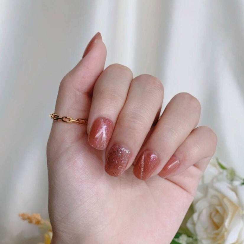 P-001 You Make Me Special - Cat Eye Press-on Manicure hand 2.jpg
