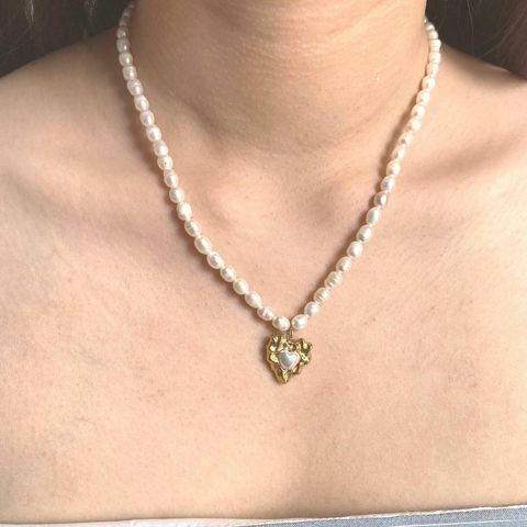 074-20 Baroque Pearl with Gold Framed Love Pendant Necklace modele Pearl with Gold Framed Love Pendant Necklace.jpg