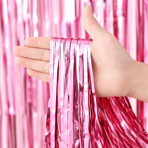 粉紅金屬流蘇手持特寫