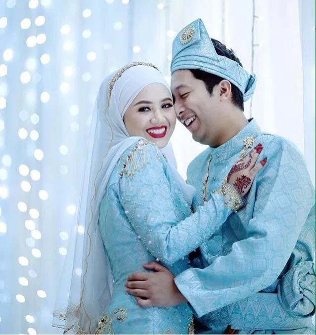 TEMPAHAN BAJU PENGANTIN