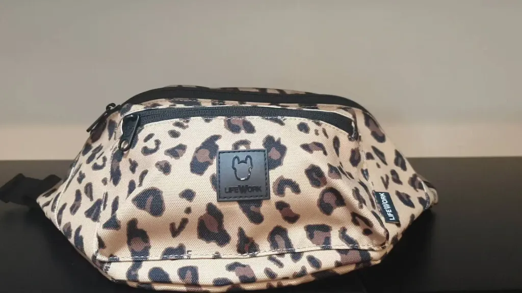 JuzBeauty_JuzBeautyMalaysia_JuzPretty_Authentic_Kbeauty_Malaysia_Skin_Care_Cosmetics_K-Beauty_Health_Care_korean_streetwear_US_Luxury_LIFEWORK New Square Wappen Hip Sack LW265BG940 胸包2