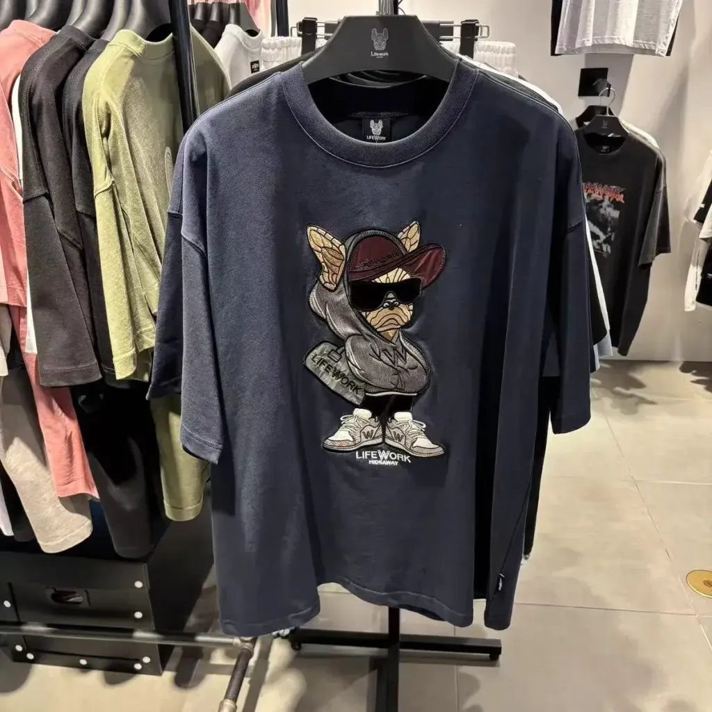 JuzBeauty_JuzBeautyMalaysia_JuzPretty_Authentic_Kbeauty_Malaysia_Skin_Care_Cosmetics_K-Beauty_Health_Care_korean_streetwear_US_Luxury_LIFEWORK Duffle Bag Hip Dog Applique Short Sleeve T-Shirt Tee LW252TS428 上衣3