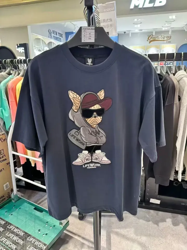JuzBeauty_JuzBeautyMalaysia_JuzPretty_Authentic_Kbeauty_Malaysia_Skin_Care_Cosmetics_K-Beauty_Health_Care_korean_streetwear_US_Luxury_LIFEWORK Duffle Bag Hip Dog Applique Short Sleeve T-Shirt Tee LW252TS428 上衣5