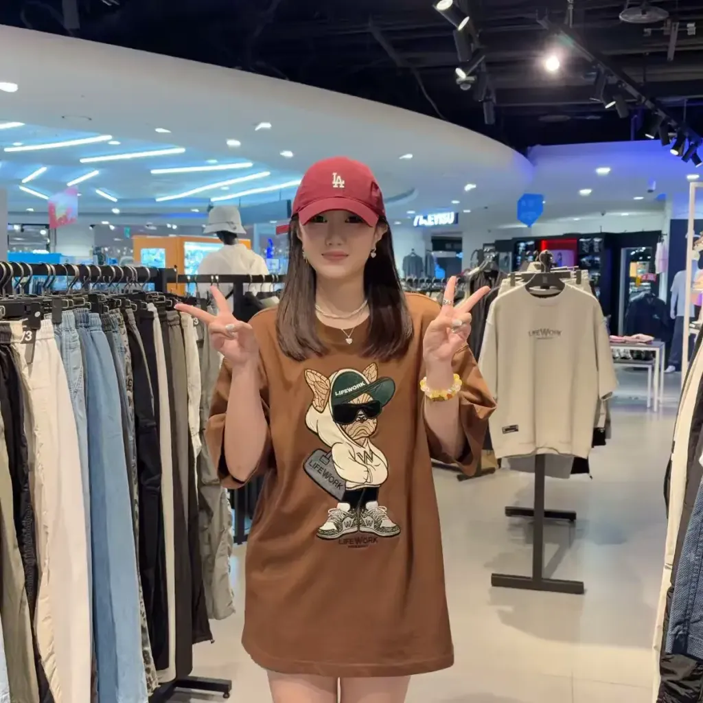 JuzBeauty_JuzBeautyMalaysia_JuzPretty_Authentic_Kbeauty_Malaysia_Skin_Care_Cosmetics_K-Beauty_Health_Care_korean_streetwear_US_Luxury_LIFEWORK Duffle Bag Hip Dog Applique Short Sleeve T-Shirt Tee LW252TS428 上衣14