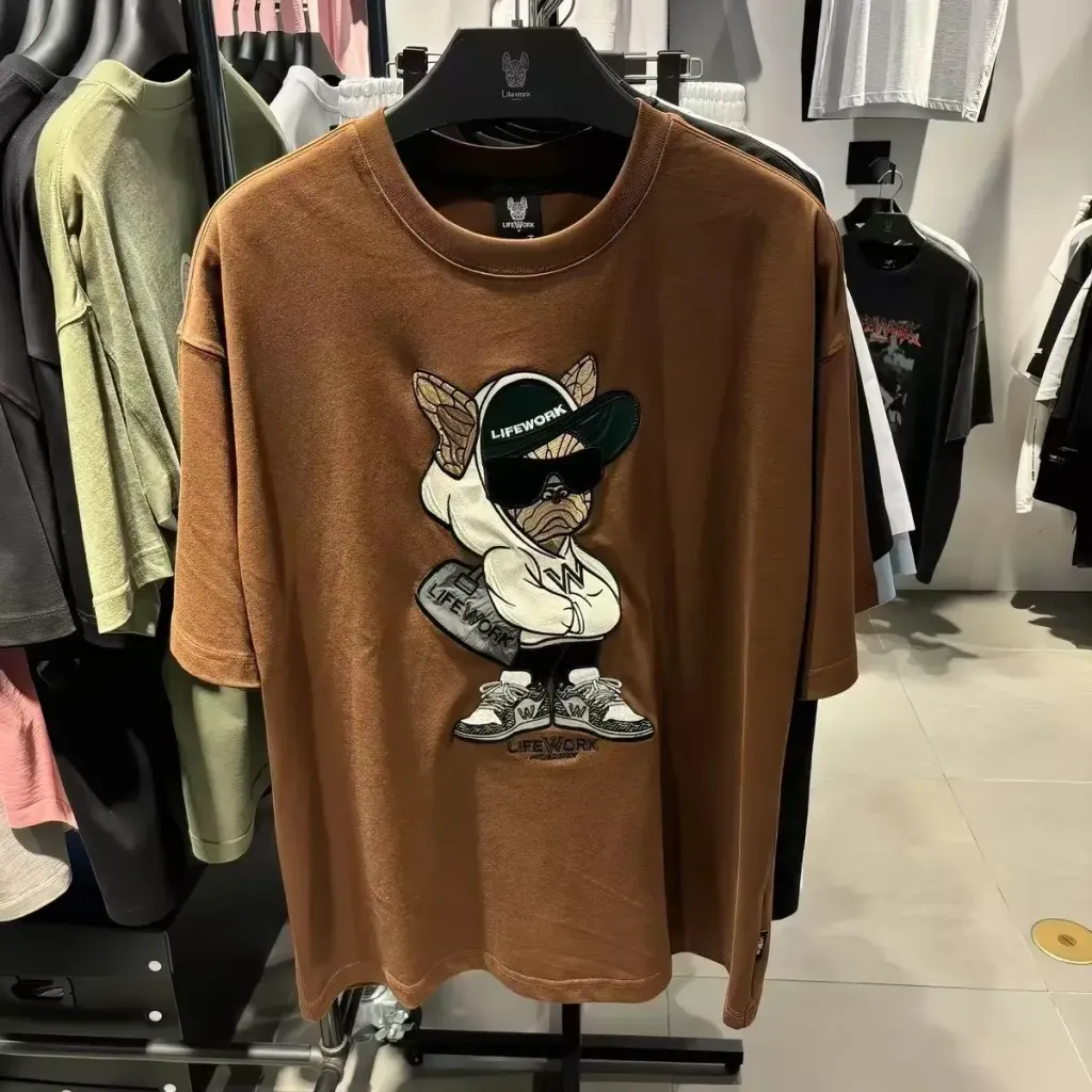 JuzBeauty_JuzBeautyMalaysia_JuzPretty_Authentic_Kbeauty_Malaysia_Skin_Care_Cosmetics_K-Beauty_Health_Care_korean_streetwear_US_Luxury_LIFEWORK Duffle Bag Hip Dog Applique Short Sleeve T-Shirt Tee LW252TS428 上衣4