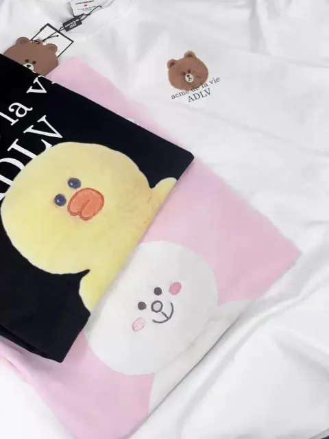 JuzBeauty_JuzBeautyMalaysia_JuzPretty_Authentic_Kbeauty_Malaysia_Skin_Care_Cosmetics_K-Beauty_Health_Care_korean_streetwear_US_Luxury_ADLV x LINE FRIENDS Basic Logo With Line Friends Short Sleeve T-shirt Tee 上衣1