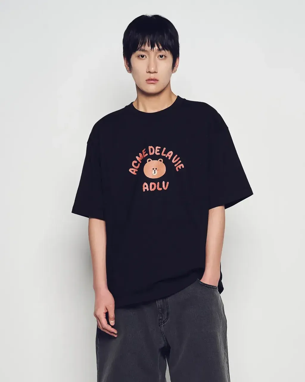 JuzBeauty_JuzBeautyMalaysia_JuzPretty_Authentic_Kbeauty_Malaysia_Skin_Care_Cosmetics_K-Beauty_Health_Care_korean_streetwear_US_Luxury_ADLV x LINE FRIENDS Bear Doll Hug Brown Line Friends Short Sleeve T-shirt Tee 上衣1