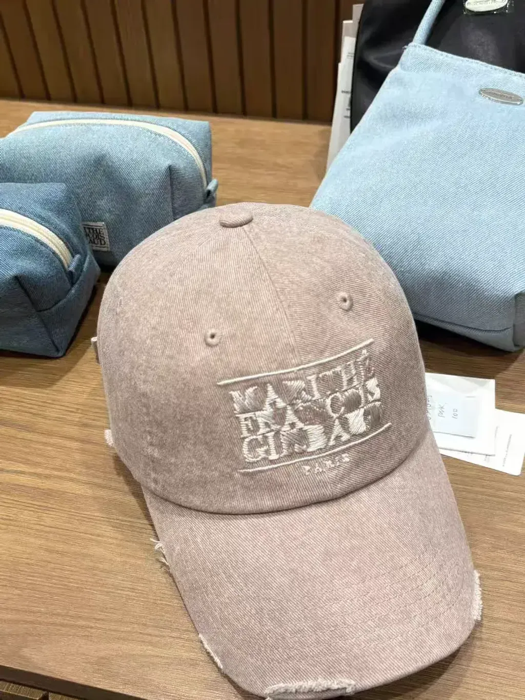 JuzBeauty_JuzBeautyMalaysia_JuzPretty_Authentic_Kbeauty_Malaysia_Skin_Care_Cosmetics_K-Beauty_Health_Care_korean_streetwear_US_Luxury_MARITHE MFG46SHG205 Drawing Classic Logo Damaged Covered Cap 帽17