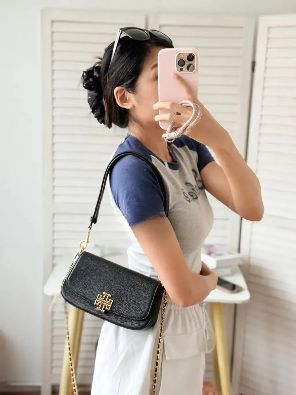 JuzBeauty_JuzBeautyMalaysia_JuzPretty_Authentic_Kbeauty_Malaysia_Skin_Care_Cosmetics_Jbeauty_Health_Care_korean_streetwear_US_Luxury_TORY BURCH 138772 Britten Convertible Crossbody In Black 腋下包2