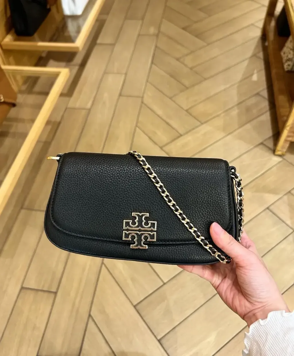 JuzBeauty_JuzBeautyMalaysia_JuzPretty_Authentic_Kbeauty_Malaysia_Skin_Care_Cosmetics_Jbeauty_Health_Care_korean_streetwear_US_Luxury_TORY BURCH 138772 Britten Convertible Crossbody In Black 腋下包14