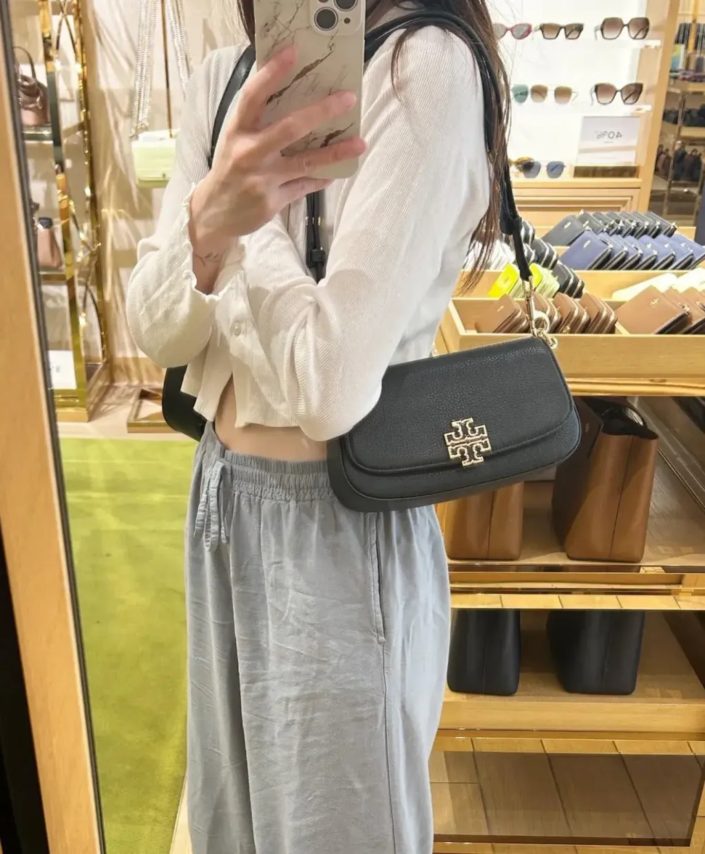 JuzBeauty_JuzBeautyMalaysia_JuzPretty_Authentic_Kbeauty_Malaysia_Skin_Care_Cosmetics_Jbeauty_Health_Care_korean_streetwear_US_Luxury_TORY BURCH 138772 Britten Convertible Crossbody In Black 腋下包13