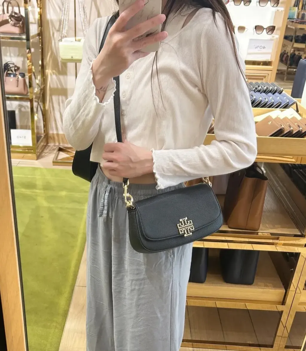 JuzBeauty_JuzBeautyMalaysia_JuzPretty_Authentic_Kbeauty_Malaysia_Skin_Care_Cosmetics_Jbeauty_Health_Care_korean_streetwear_US_Luxury_TORY BURCH 138772 Britten Convertible Crossbody In Black 腋下包12
