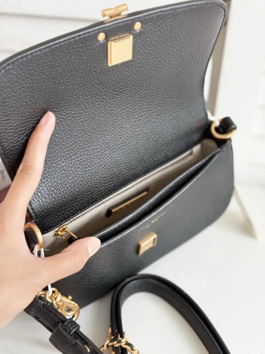 JuzBeauty_JuzBeautyMalaysia_JuzPretty_Authentic_Kbeauty_Malaysia_Skin_Care_Cosmetics_Jbeauty_Health_Care_korean_streetwear_US_Luxury_TORY BURCH 138772 Britten Convertible Crossbody In Black 腋下包9