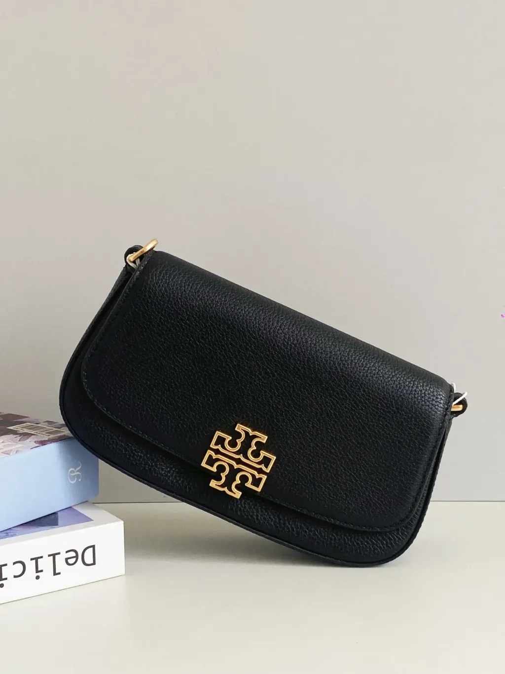 JuzBeauty_JuzBeautyMalaysia_JuzPretty_Authentic_Kbeauty_Malaysia_Skin_Care_Cosmetics_Jbeauty_Health_Care_korean_streetwear_US_Luxury_TORY BURCH 138772 Britten Convertible Crossbody In Black 腋下包8