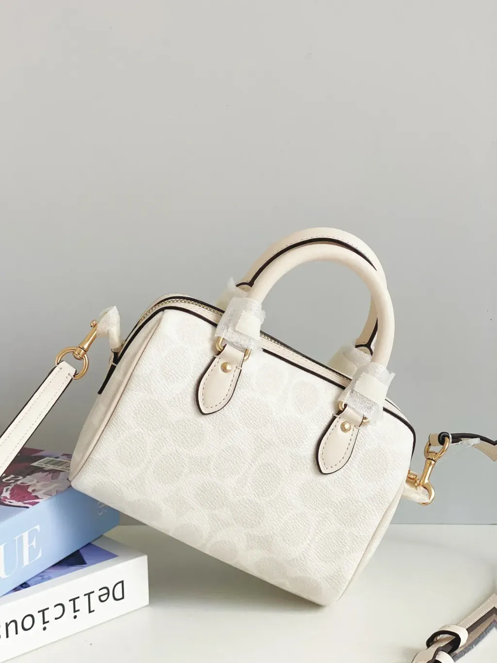 JuzBeauty_JuzBeautyMalaysia_JuzPretty_Authentic_Kbeauty_Malaysia_Skin_Care_Cosmetics_Jbeauty_Health_Care_korean_streetwear_US_Luxury_COACH CW329 Mini Rowan Crossbody Bag In Signature Canvas 枕头包6