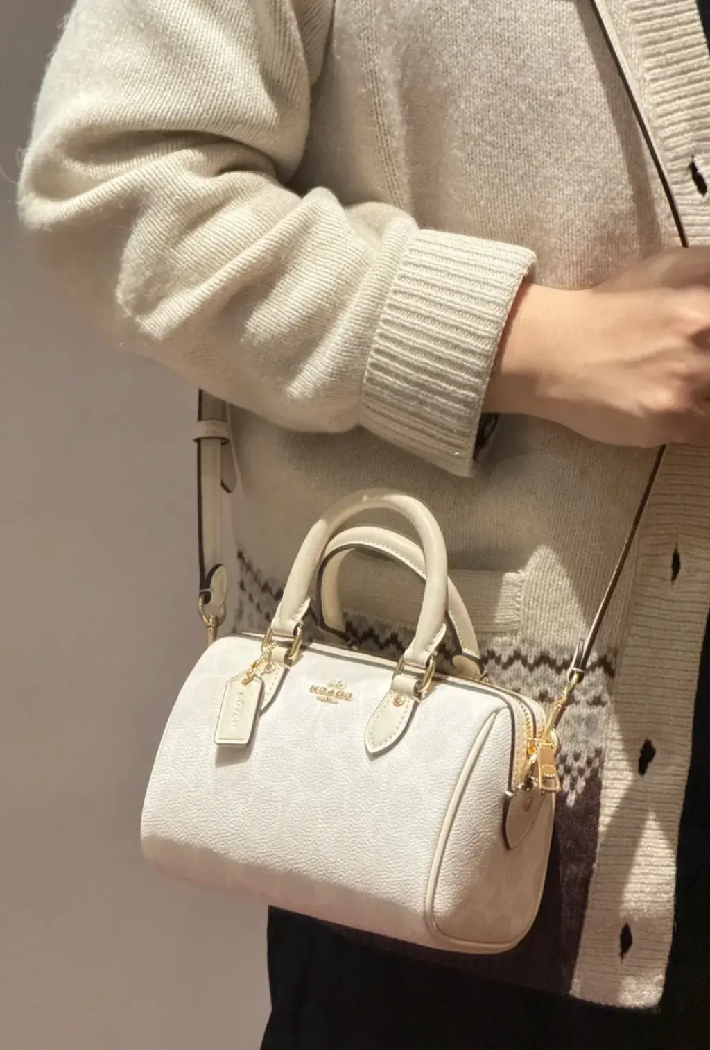 JuzBeauty_JuzBeautyMalaysia_JuzPretty_Authentic_Kbeauty_Malaysia_Skin_Care_Cosmetics_Jbeauty_Health_Care_korean_streetwear_US_Luxury_COACH CW329 Mini Rowan Crossbody Bag In Signature Canvas 枕头包1