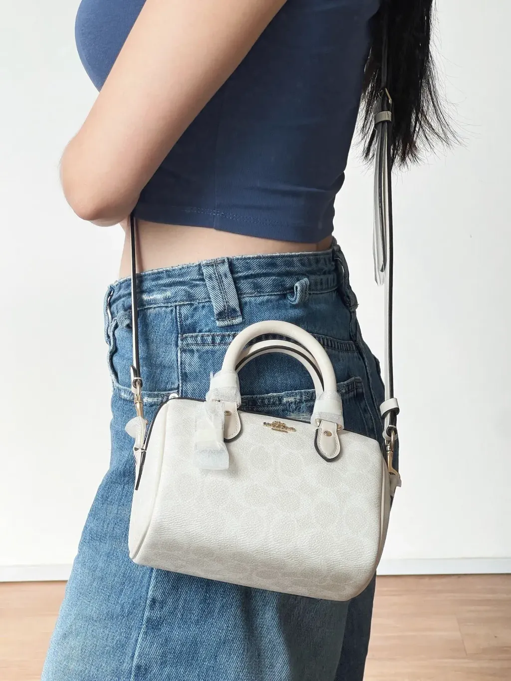 JuzBeauty_JuzBeautyMalaysia_JuzPretty_Authentic_Kbeauty_Malaysia_Skin_Care_Cosmetics_Jbeauty_Health_Care_korean_streetwear_US_Luxury_COACH CW329 Mini Rowan Crossbody Bag In Signature Canvas 枕头包5