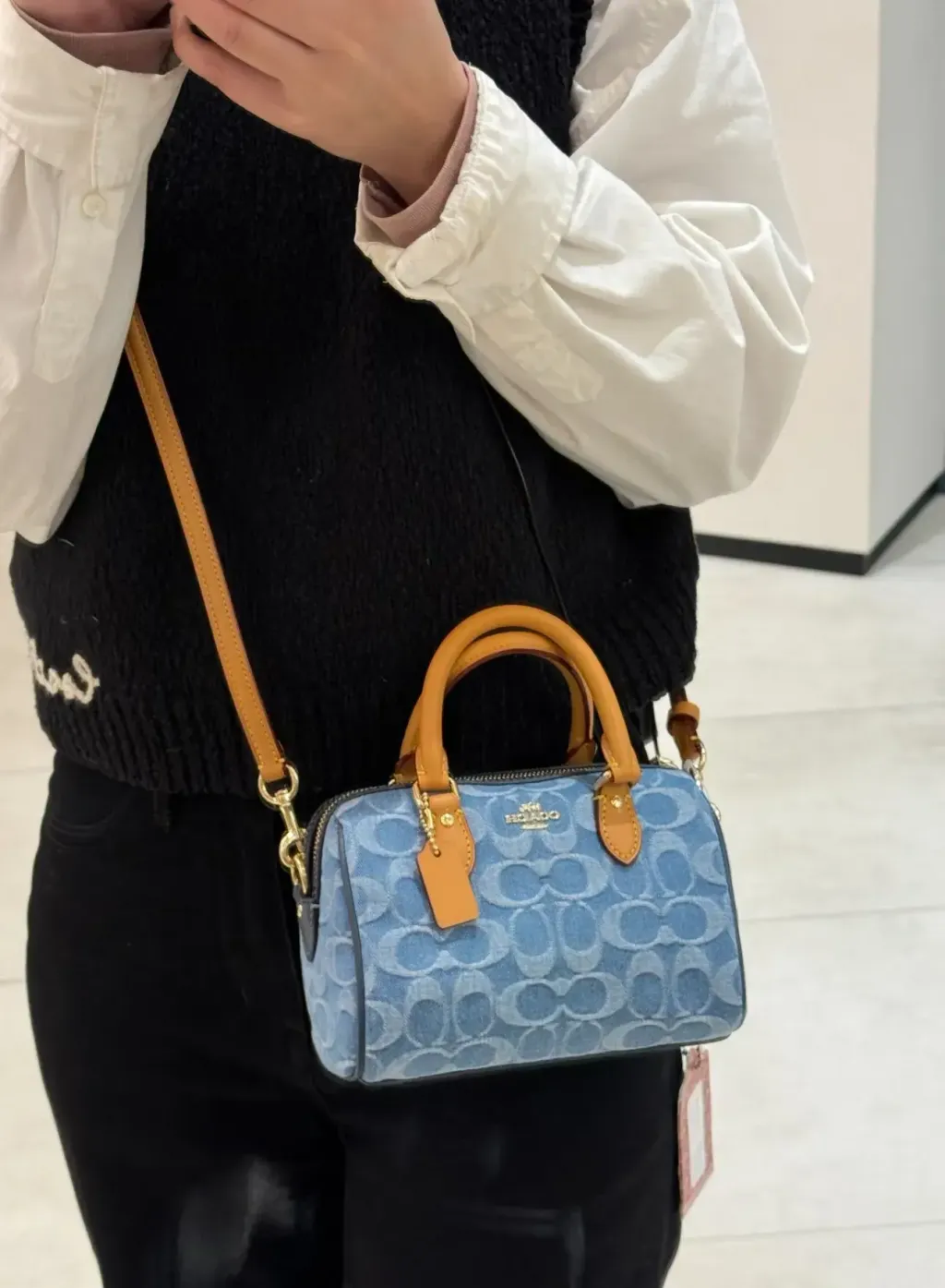 JuzBeauty_JuzBeautyMalaysia_JuzPretty_Authentic_Kbeauty_Malaysia_Skin_Care_Cosmetics_Jbeauty_Health_Care_korean_streetwear_US_Luxury_COACH CDQ36 Mini Rowan Crossbody Bag In Signature Denim 枕头包6