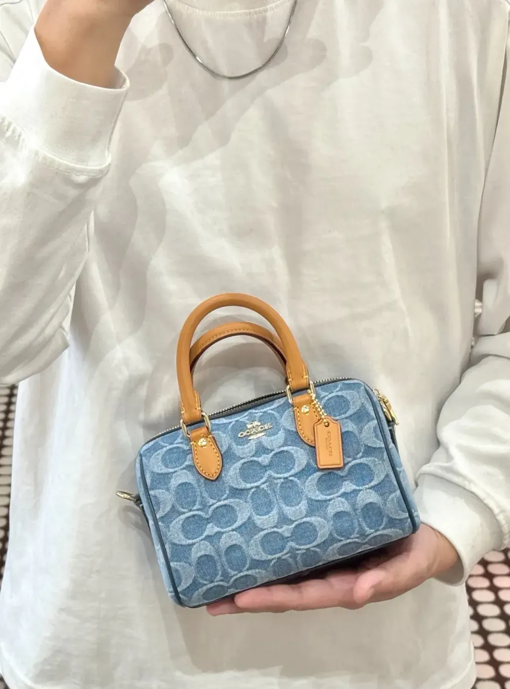 JuzBeauty_JuzBeautyMalaysia_JuzPretty_Authentic_Kbeauty_Malaysia_Skin_Care_Cosmetics_Jbeauty_Health_Care_korean_streetwear_US_Luxury_COACH CDQ36 Mini Rowan Crossbody Bag In Signature Denim 枕头包7