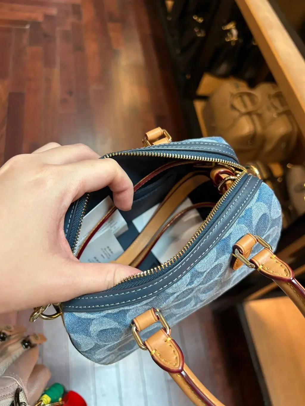 JuzBeauty_JuzBeautyMalaysia_JuzPretty_Authentic_Kbeauty_Malaysia_Skin_Care_Cosmetics_Jbeauty_Health_Care_korean_streetwear_US_Luxury_COACH CDQ36 Mini Rowan Crossbody Bag In Signature Denim 枕头包8